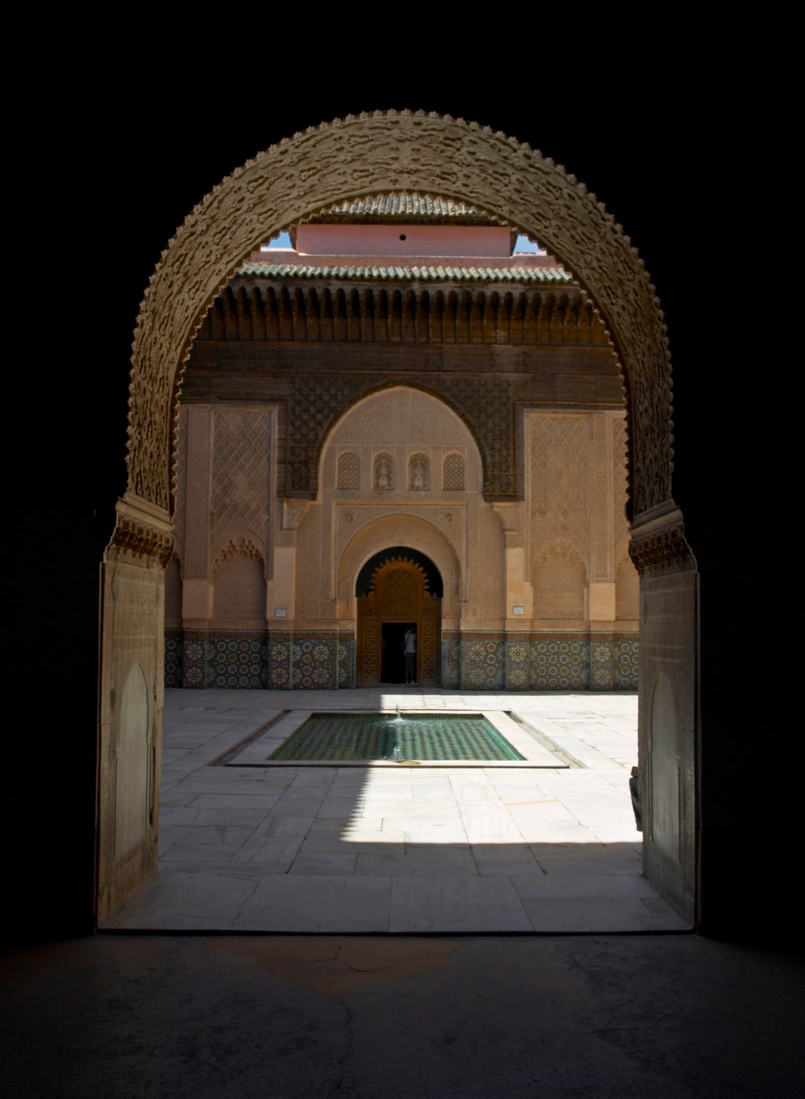 Cortile centrale e vasca d'acqua della Medersa Ben Youssef
