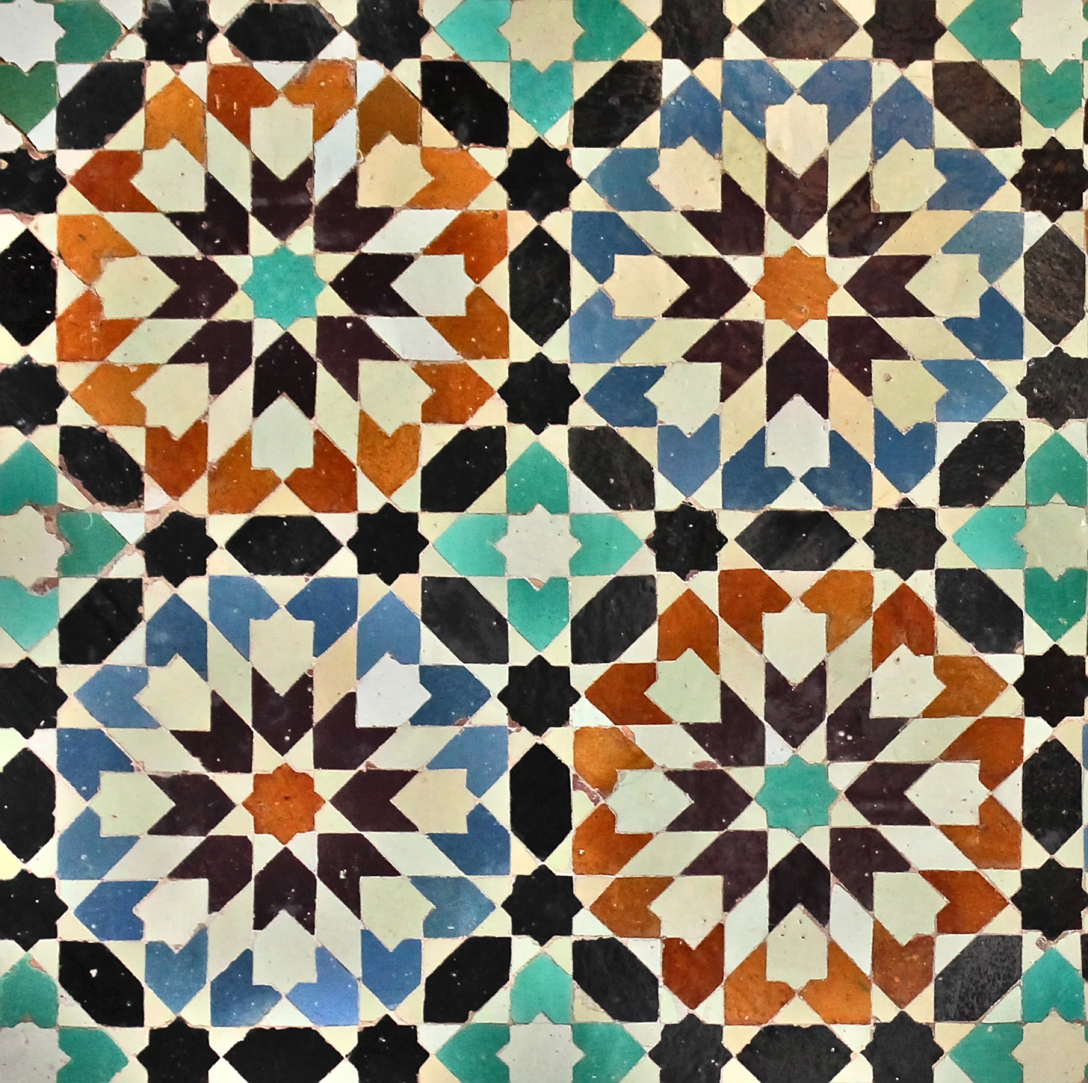 Dettaglio del mosaico in zellige nella Medersa Ben Youssef