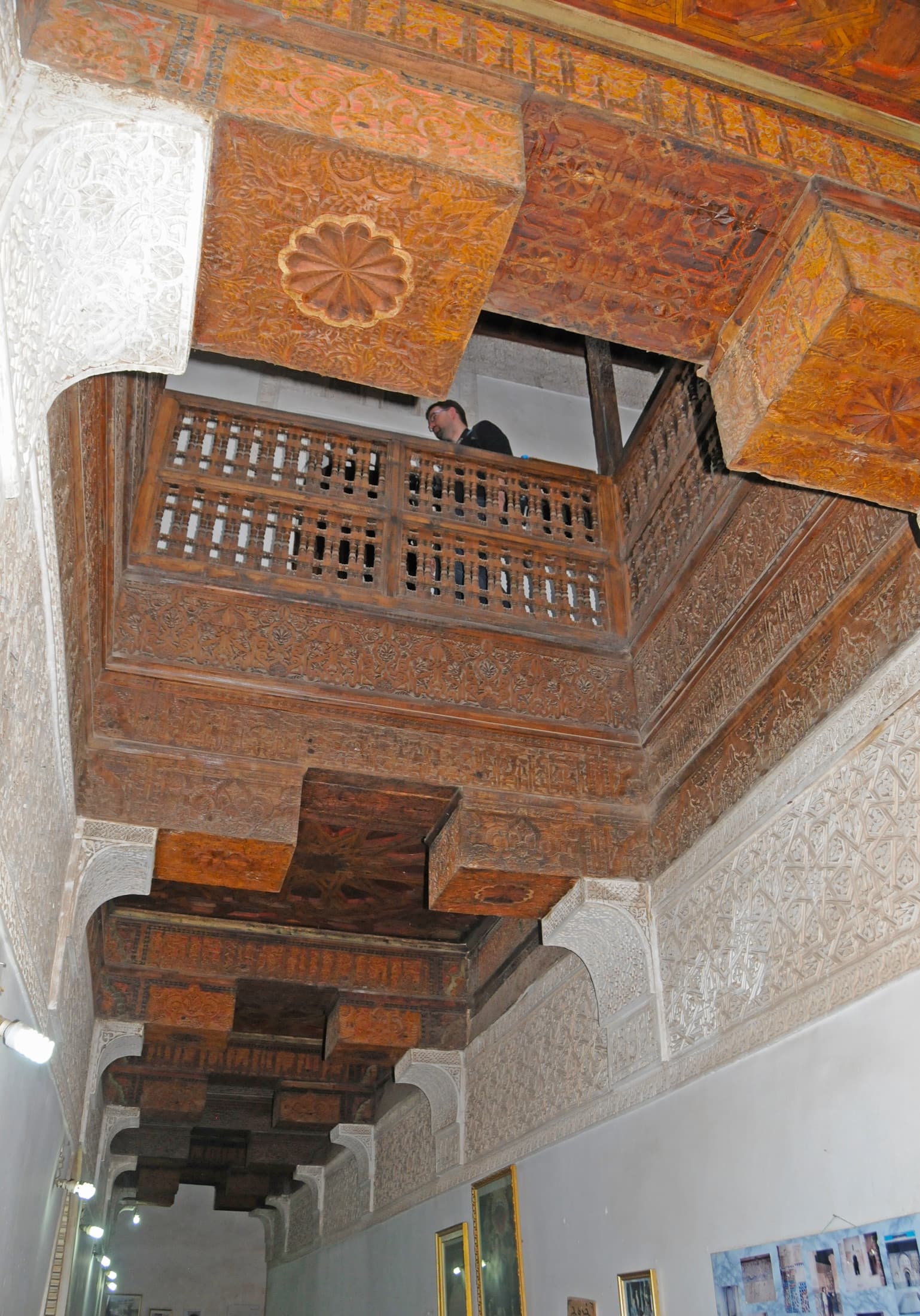 Balconi in legno di cedro intagliato nella Medersa Ben Youssef