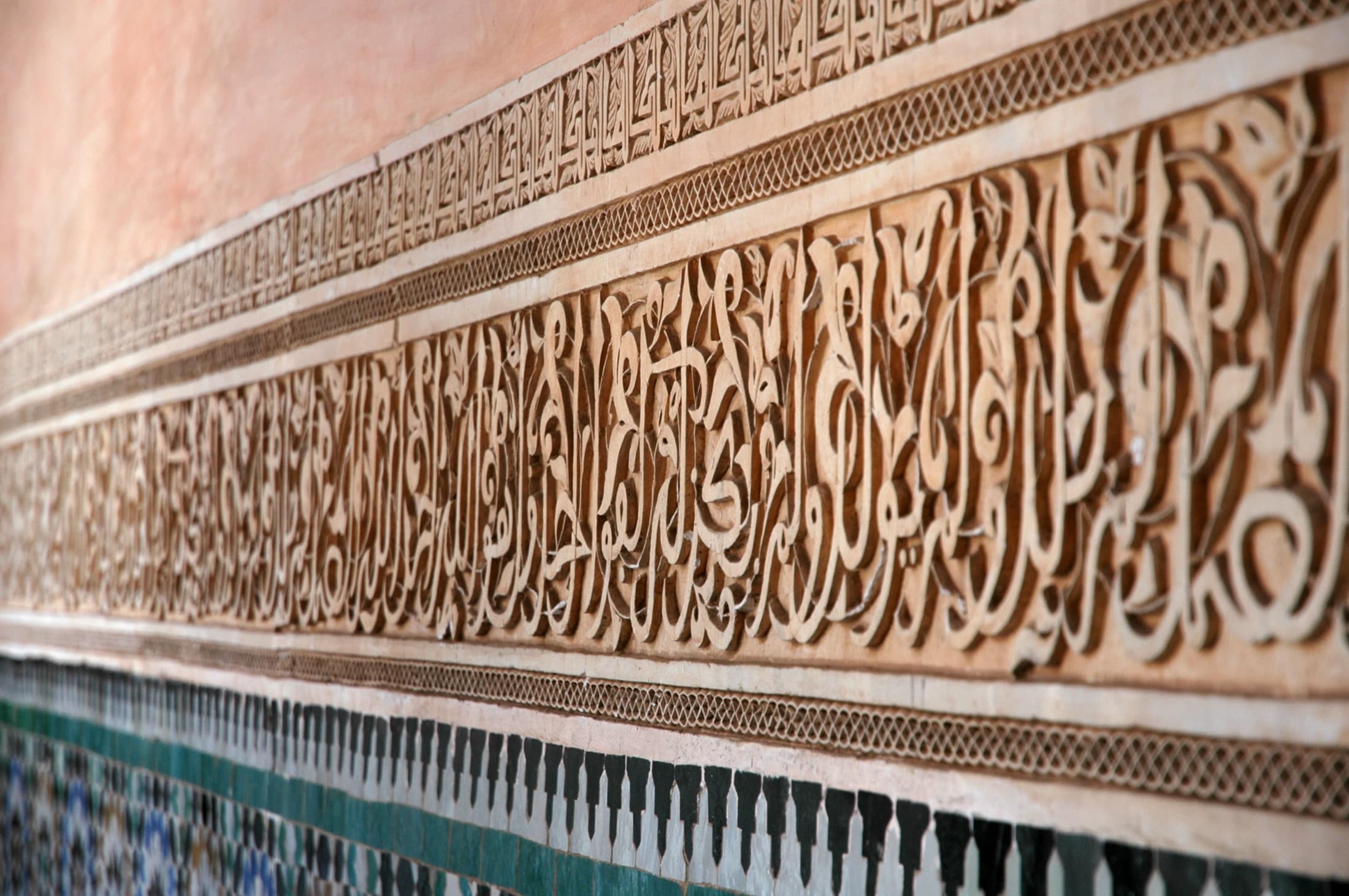 Calligrafia scolpita sulle pareti della Medersa Ben Youssef